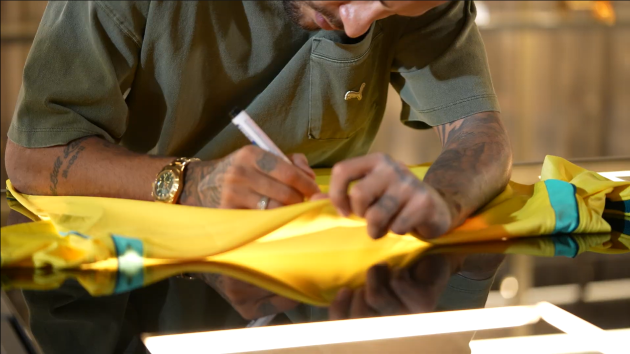Camiseta do Brasil oficial autografada pelo Neymar Jr.